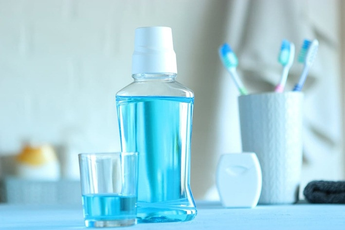 Vì sao không nên dùng nước súc miệng ngay sau khi đánh răng?