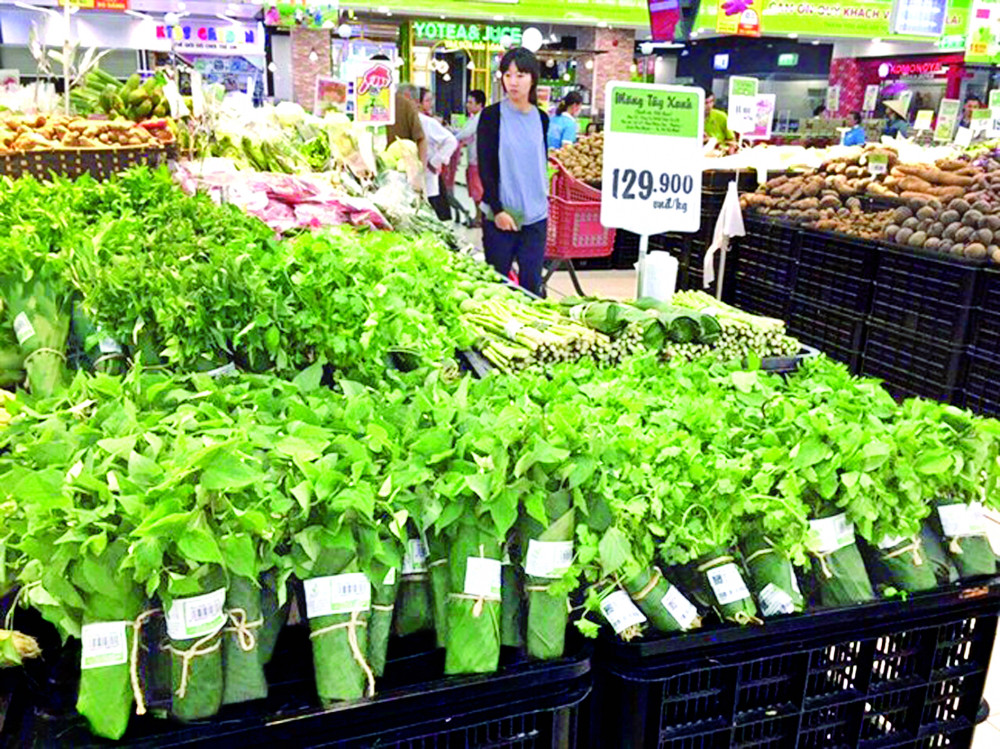 Hình ảnh rau xanh ở siêu thị được gói bằng lá chuối chỉ xuất hiện được một thời gian ngắn