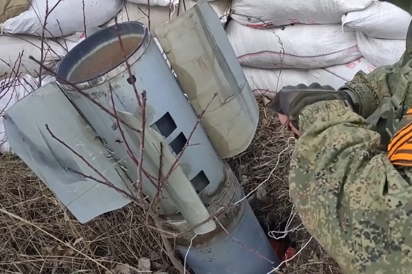 Video công binh Nga phá tên lửa chưa nổ giữa khu dân cư Ukraine