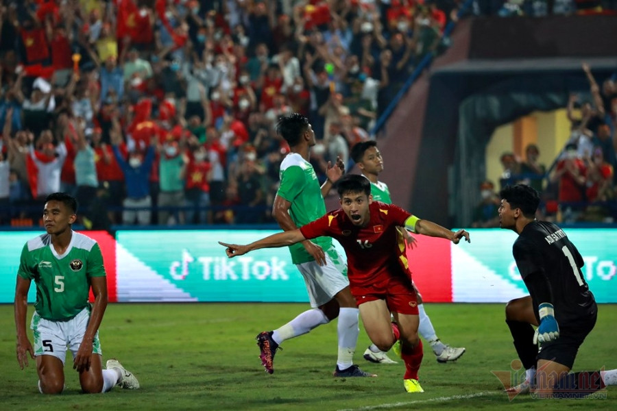 Video Hùng Dũng gieo sầu cho U23 Indonesia