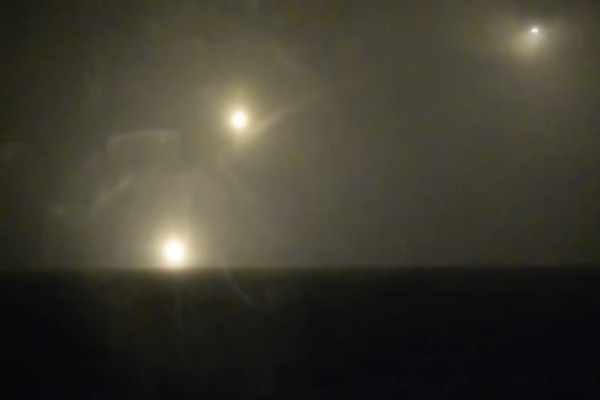 Video Ukraine hứng loạt tên lửa hành trình từ Nga trong đêm