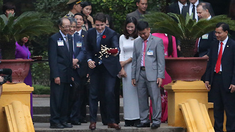 Thủ tướng Canada thích thú cho cá ăn tại khu Nhà sàn