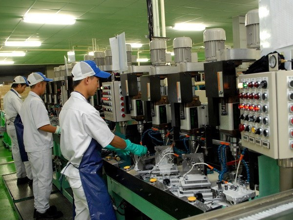 Vietnam’s manufacturing sector hit by wave of COVID-19 infections hinh anh 1