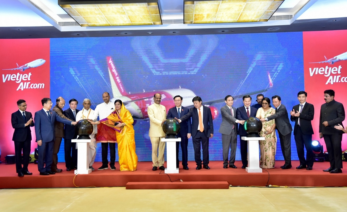 NA Chairman Vuong Dinh Hue and Speaker Om Birla launch Vietjet Air's new direct air routes between both Vietnam and India.