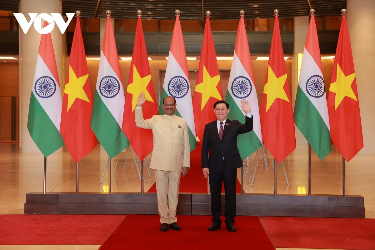 National Assembly Chairman Vuong Dinh Hue hosts a welcome ceremony for Indian House Speaker Om Birla and his delegation.