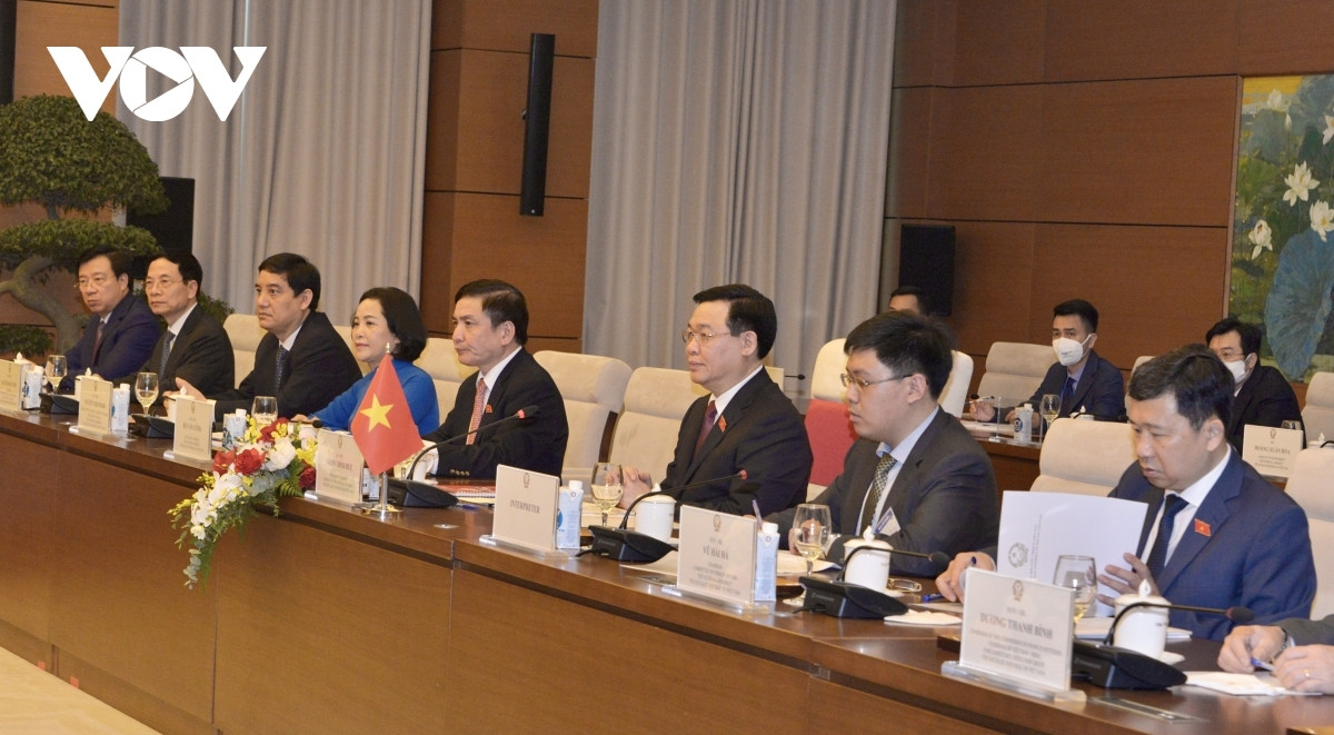 National Assembly Chairman Vuong Dinh Hue holds talks with Indian lower house speaker Om Birla.