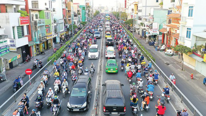 Vietnam discussing potential solutions to limit private vehicles in major cities ảnh 1