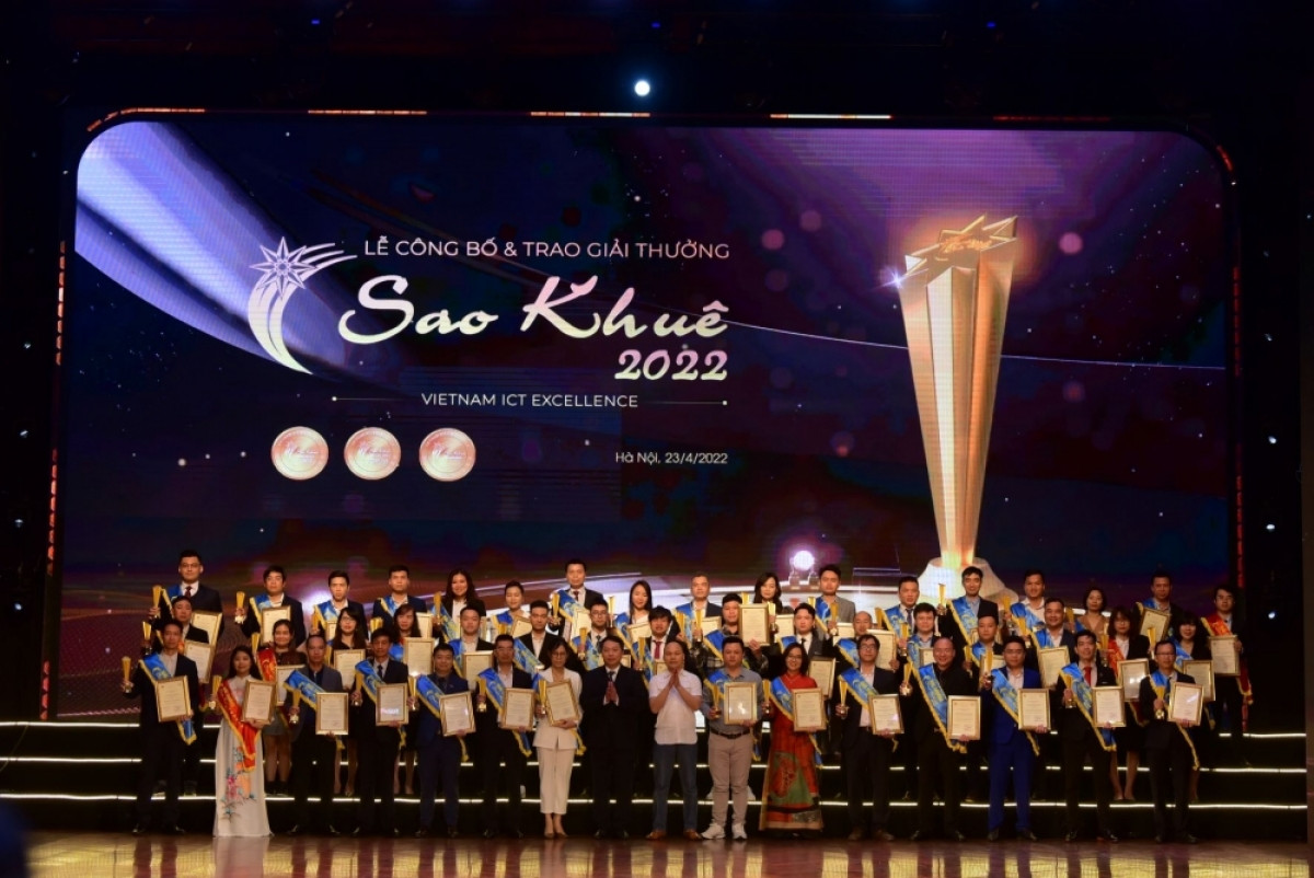 At the Sao Khue Award 2022 ceremony (Image source: congthuong.vn)