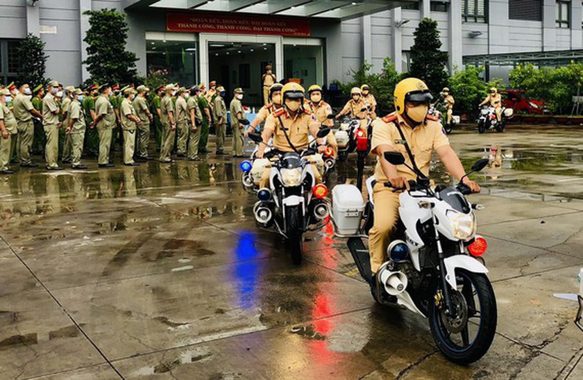 HCMC Police launch safety insurance campaigns during holidays, 31st SEA Games ảnh 4