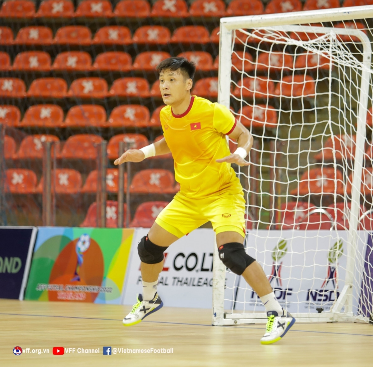 Goalkeeper Ho Van Y becomes the hero in the Vietnam vs Myanmar match as he has blocked two shots in the penalty shootout, securing Vietnam's 4-1 victory and winning a ticket to the 2022 AFC Asian Futsal Cup. ,