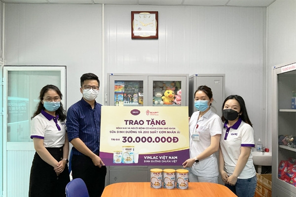 Vinlac tặng sữa, suất cơm cho bệnh nhân Viện Huyết học - Truyền máu Trung ương