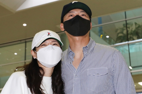 Vợ chồng Hyun Bin, Son Ye Jin ôm nhau tình cảm sau chuyến đi Mỹ