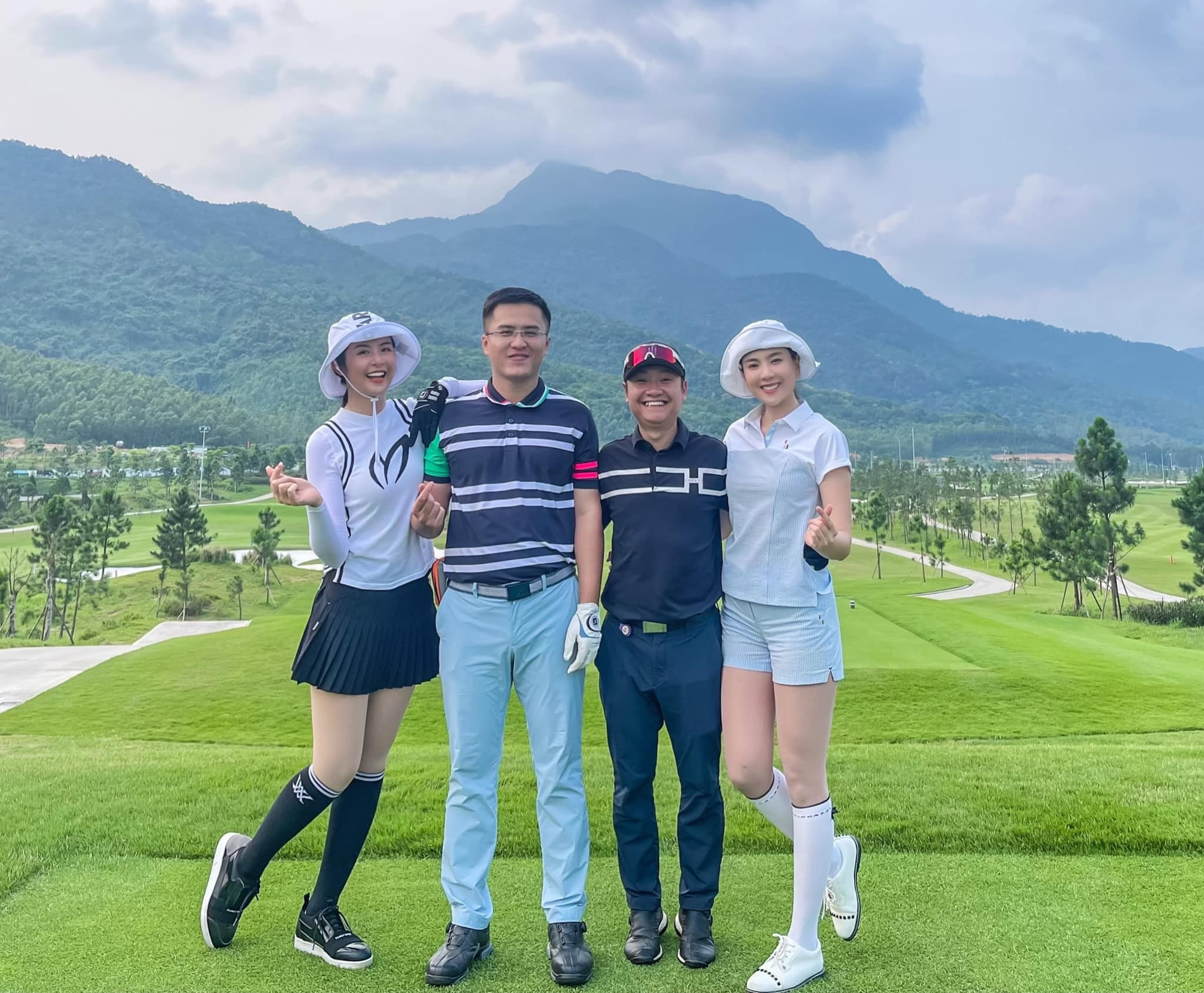 vo chong ngoc han phu dat va mai ngoc hoai nam vua danh ngay nghi choi golf cung nhau lan hiem hoi mai ngoc chup anh cung ong xa 6b3fd79cd4854b7e98ed5229c6269756