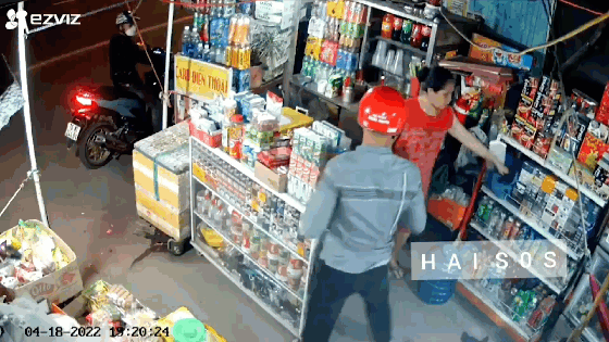 Vờ hỏi mua hàng, tên cướp bất ngờ giật dây chuyền trên cổ nữ chủ tiệm tạp hóa