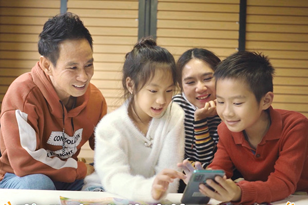 Ly Hai Minh Ha filmed the MV herself with her children when she was stuck in Lam Dong