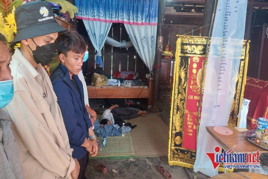 Vụ tai nạn 3 người chết: Người bố ngã quỵ bên quan tài vợ con