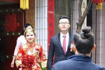 Vừa cưới con dâu ngoại quốc đã đòi ly hôn, lý do làm hàng xóm bật cười