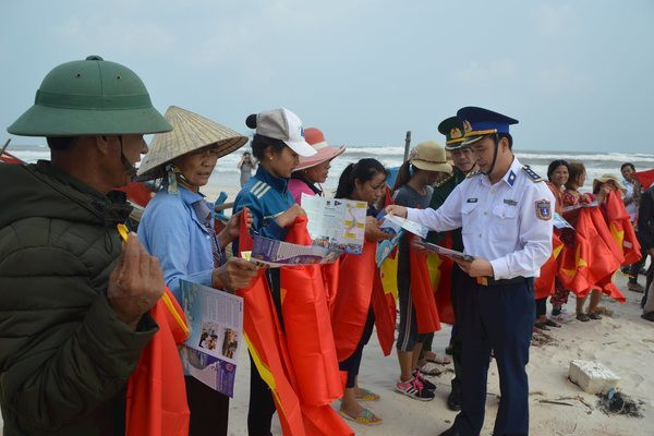 Vùng Cảnh sát biển 2 tặng xã Tam Quang máy chiếu để nâng cao công tác tuyên truyền, phổ biến pháp luật