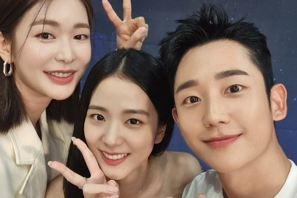 Xao xuyến nhan sắc Jisoo - Jung Hae In khi bất ngờ tái hợp sau 'Snowdrop'