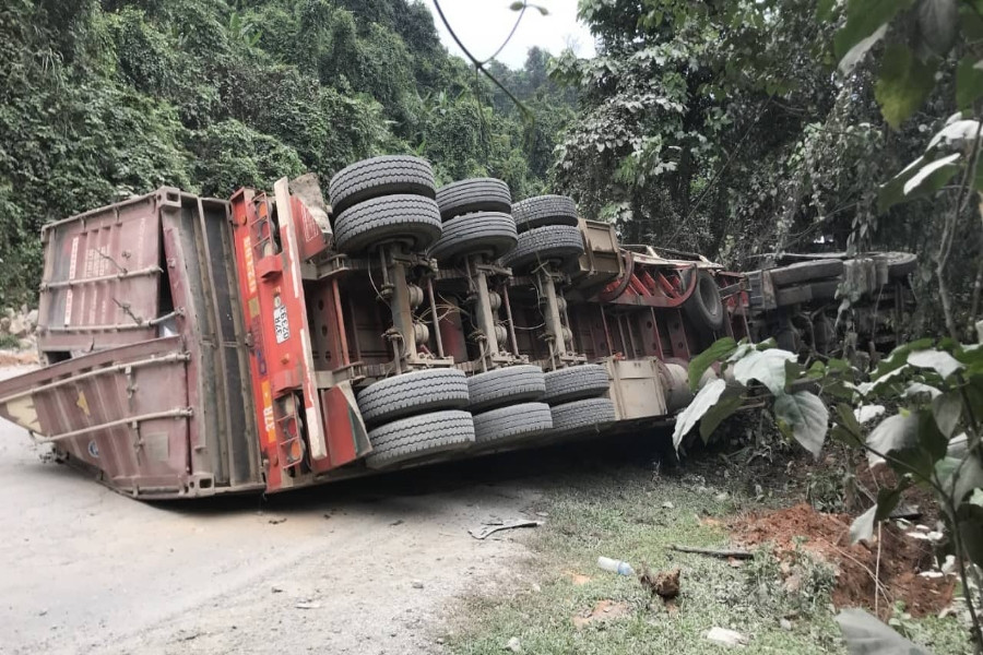 Xe container lao vào vách núi, tài xế tử vong tại chỗ