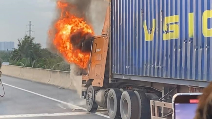 Xe đầu kéo container bốc cháy trên cao tốc TP.HCM - Long Thành