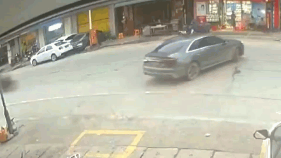 Xe máy kẹp 4 phóng như tên bắn đâm thẳng vào ô tô