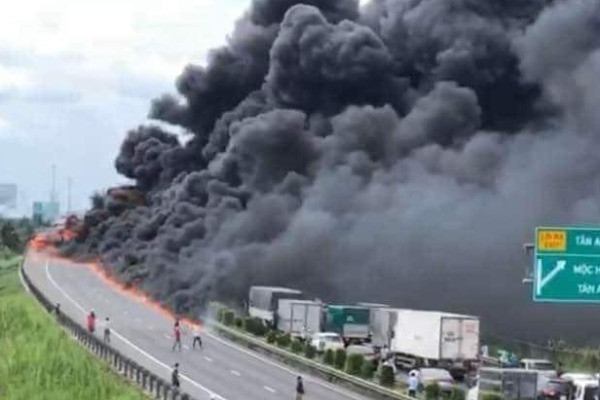 Xe tải 25 tấn chở nhớt cháy ngùn ngụt trên cao tốc TP.HCM - Trung Lương