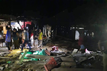 Xe tải mất lái lao thẳng nhà dân ở Quảng Bình, 3 người chết