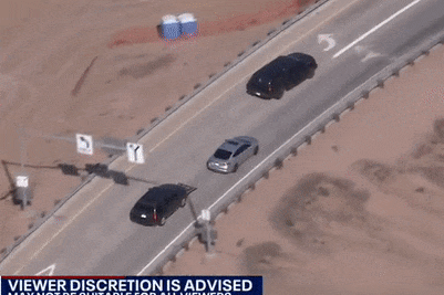 Xem cảnh sát Mỹ dùng thiết bị đặc biệt tóm gọn ô tô chở ma tuý trên đường