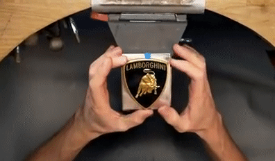 Xem YouTuber chế logo kim cương tiền tỷ gắn lên Lamborghini Urus