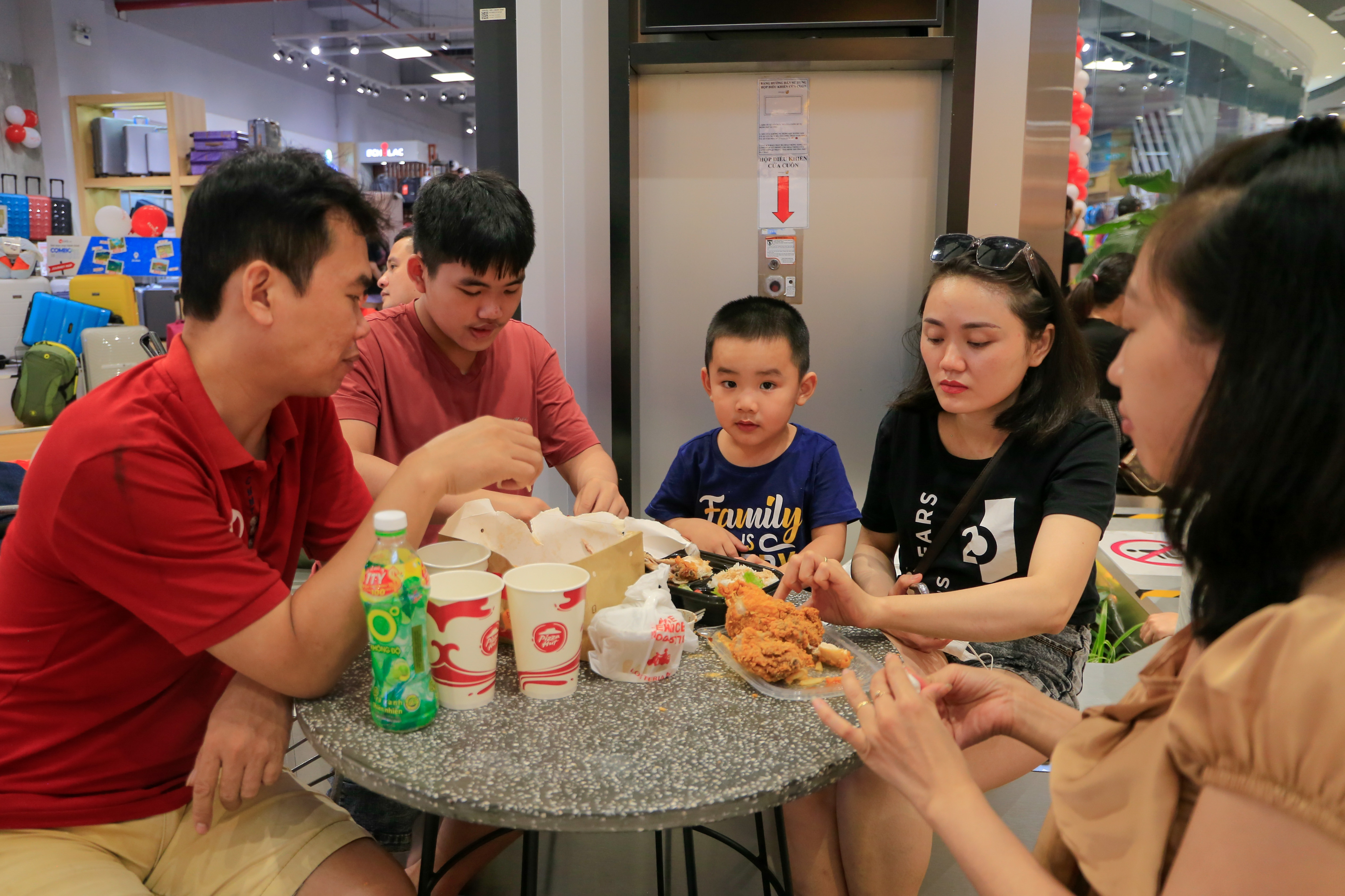 trung tam thuong mai dong nghit khach anh 11