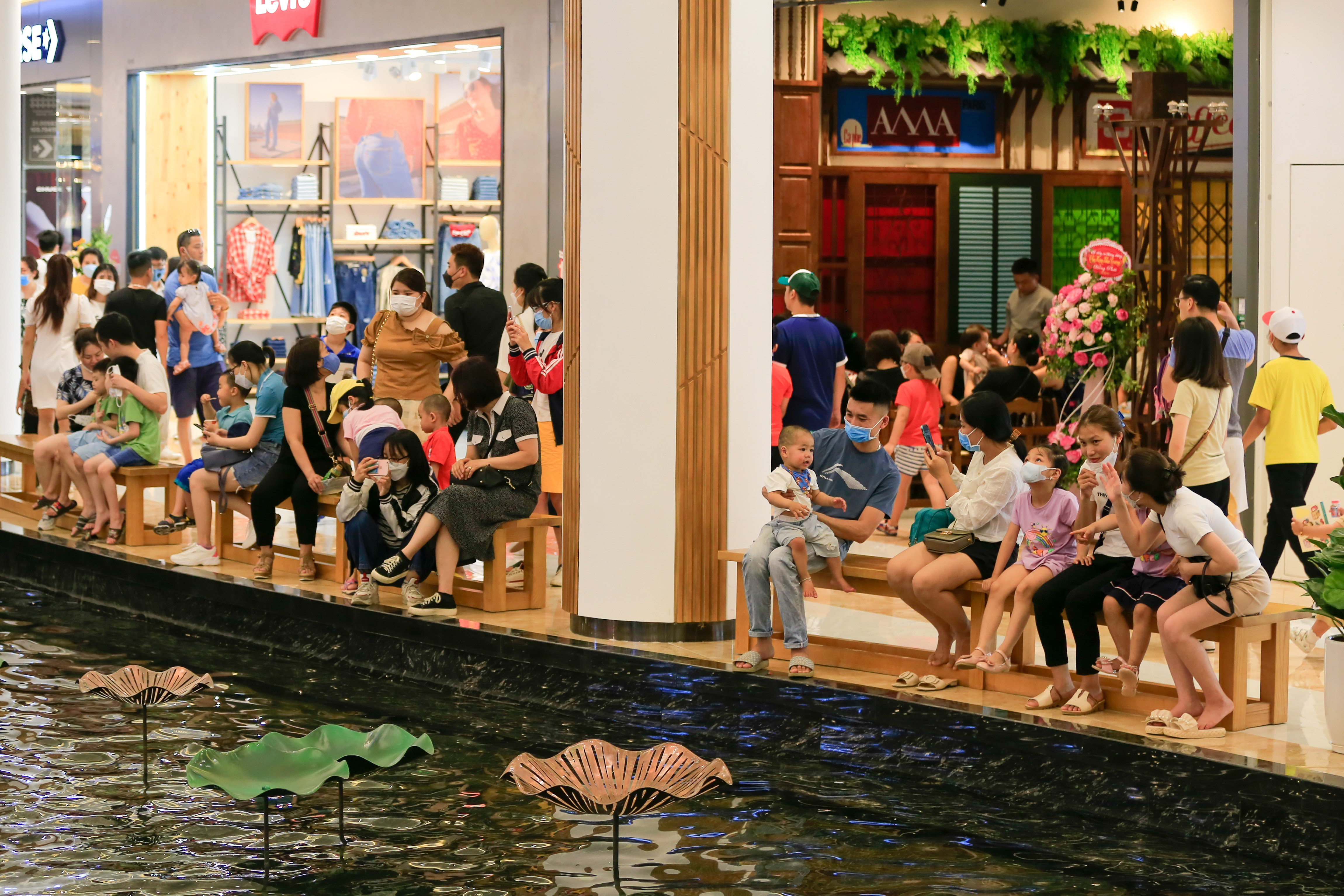 trung tam thuong mai dong nghit khach anh 2