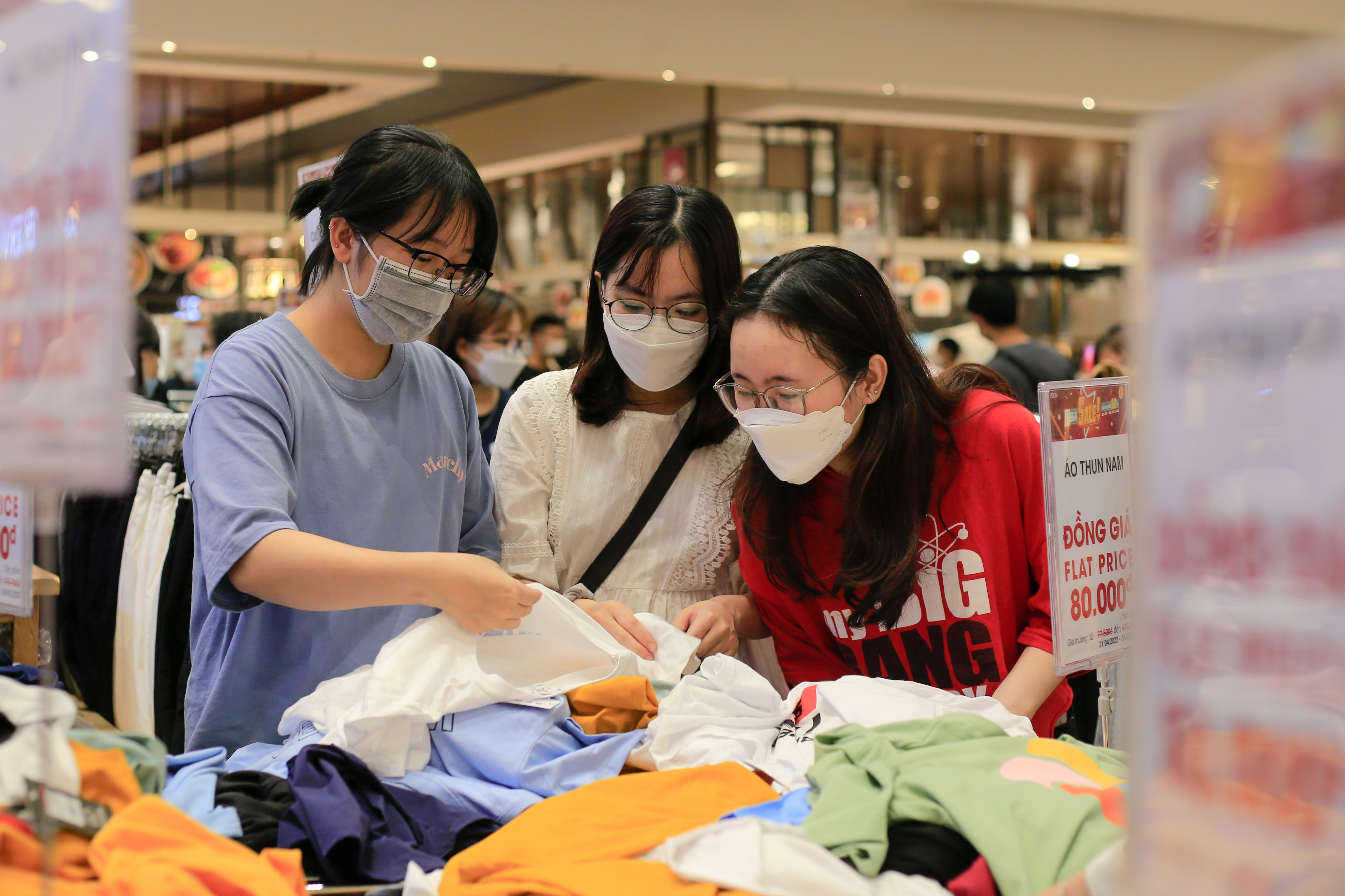 trung tam thuong mai dong nghit khach anh 13