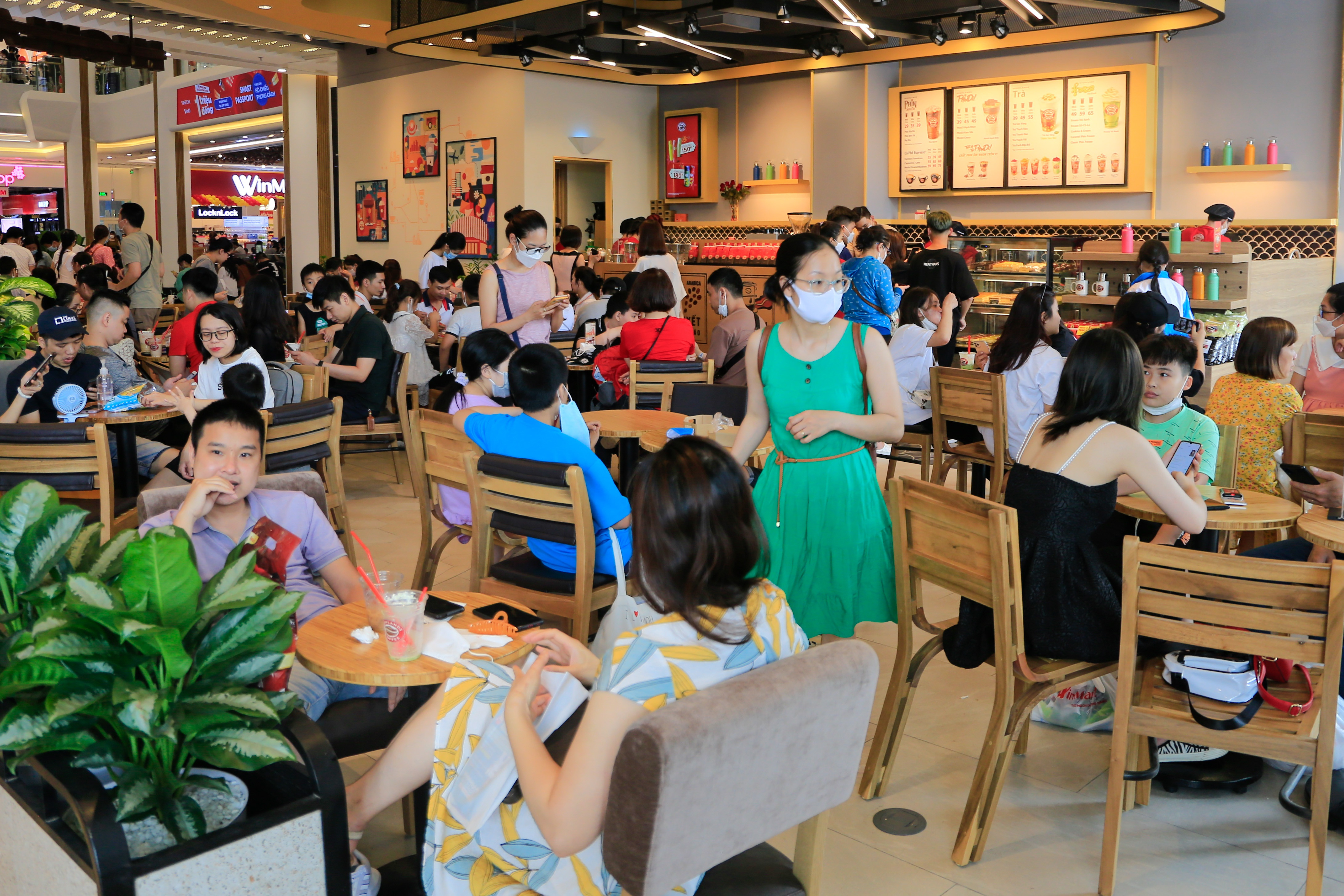 trung tam thuong mai dong nghit khach anh 12