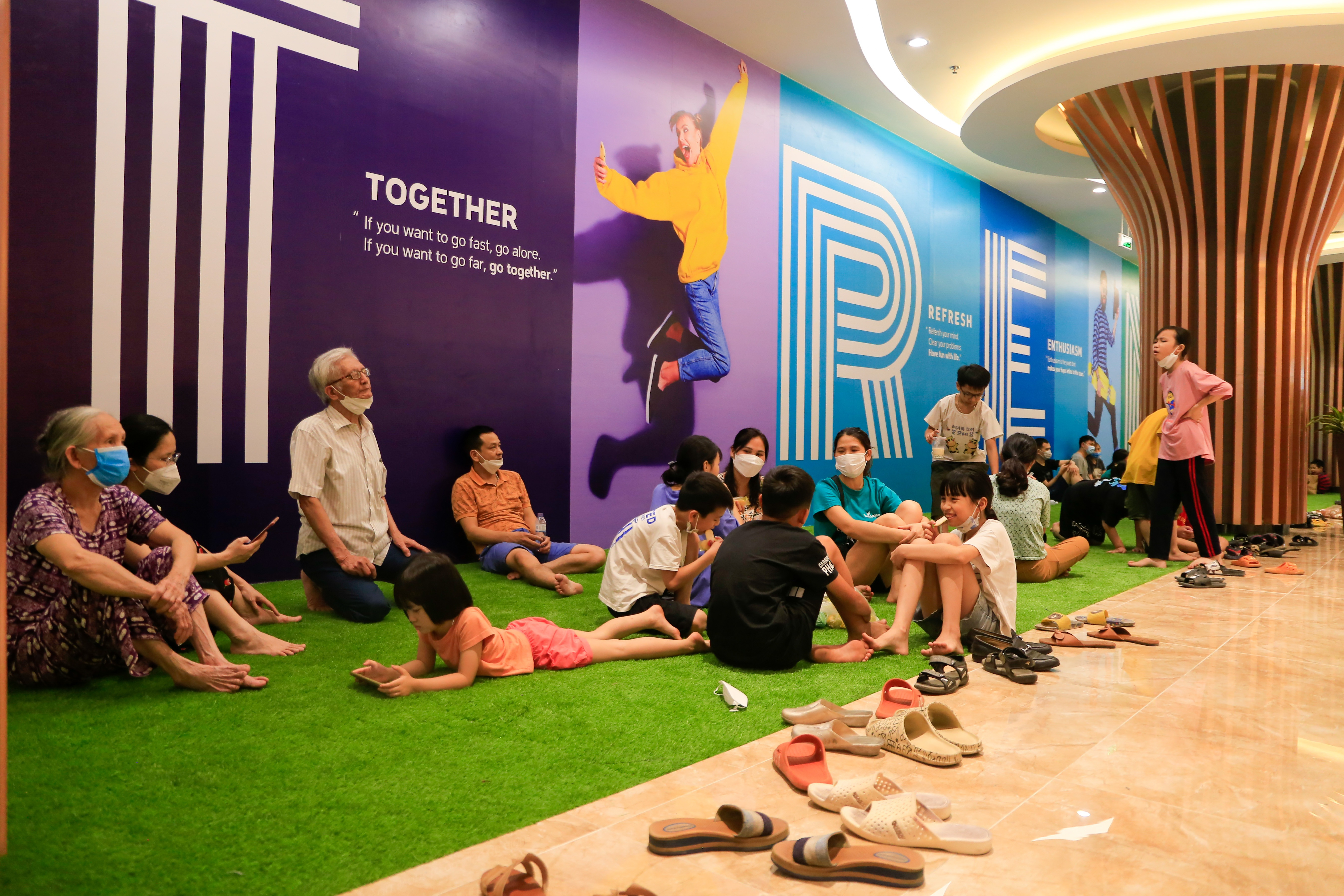 trung tam thuong mai dong nghit khach anh 9