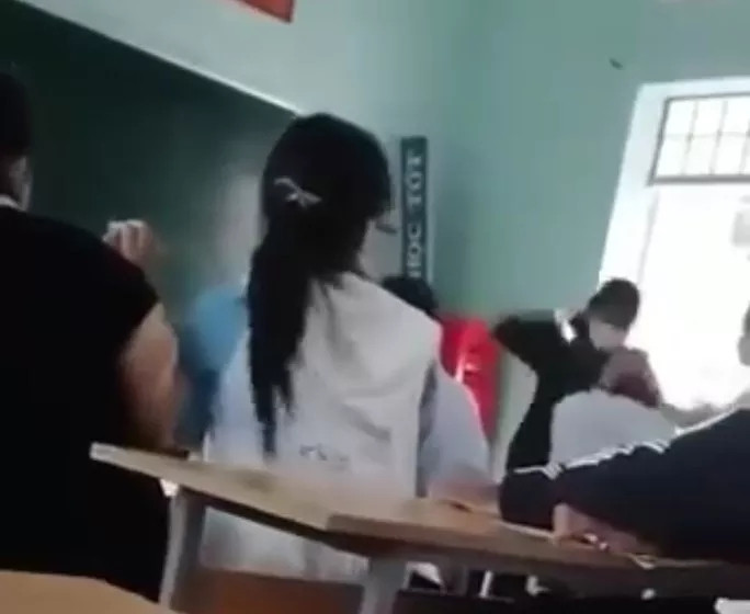 Clip of a female student hitting her friend in front of a teacher in Dak Lak