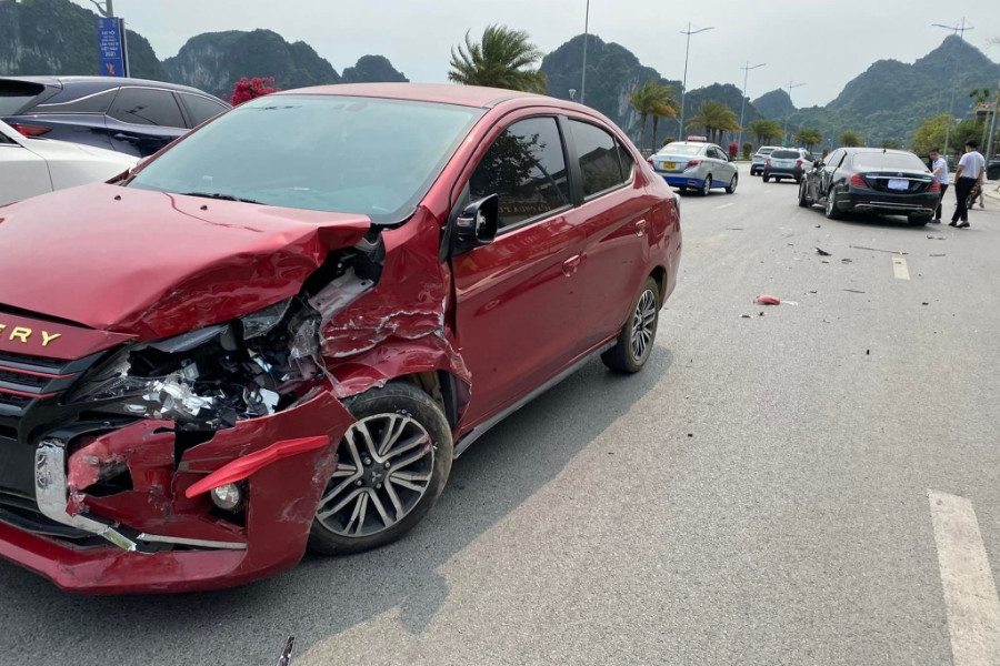 Xót đứt ruột chiếc siêu sang Mercedes-Maybach S450 bị vỡ toác sau cú đâm