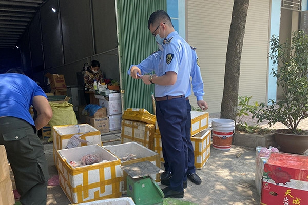 Xử phạt 33 triệu đồng vì kinh doanh thực phẩm nhập lậu