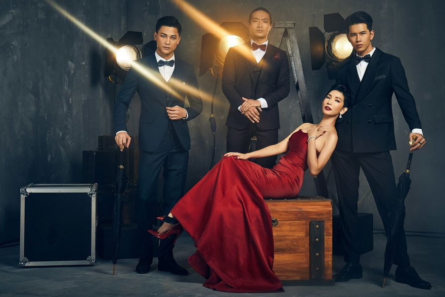 Xuân Lan gợi cảm giữa toàn trai đẹp