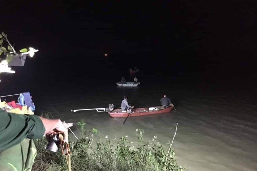 Xuyên đêm lặn tìm giáo viên cùng 2 con mất tích ở bờ sông