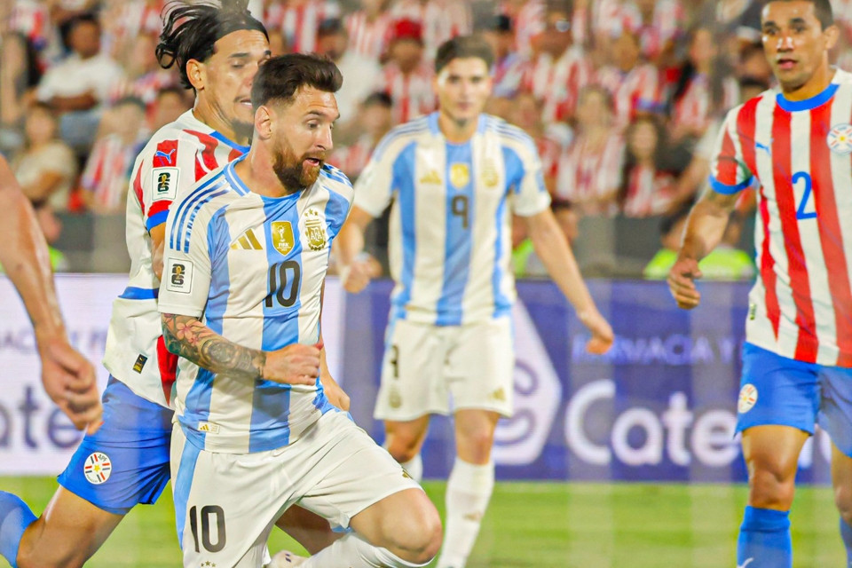  Messi im tiếng, Argentina thua ngược Paraguay