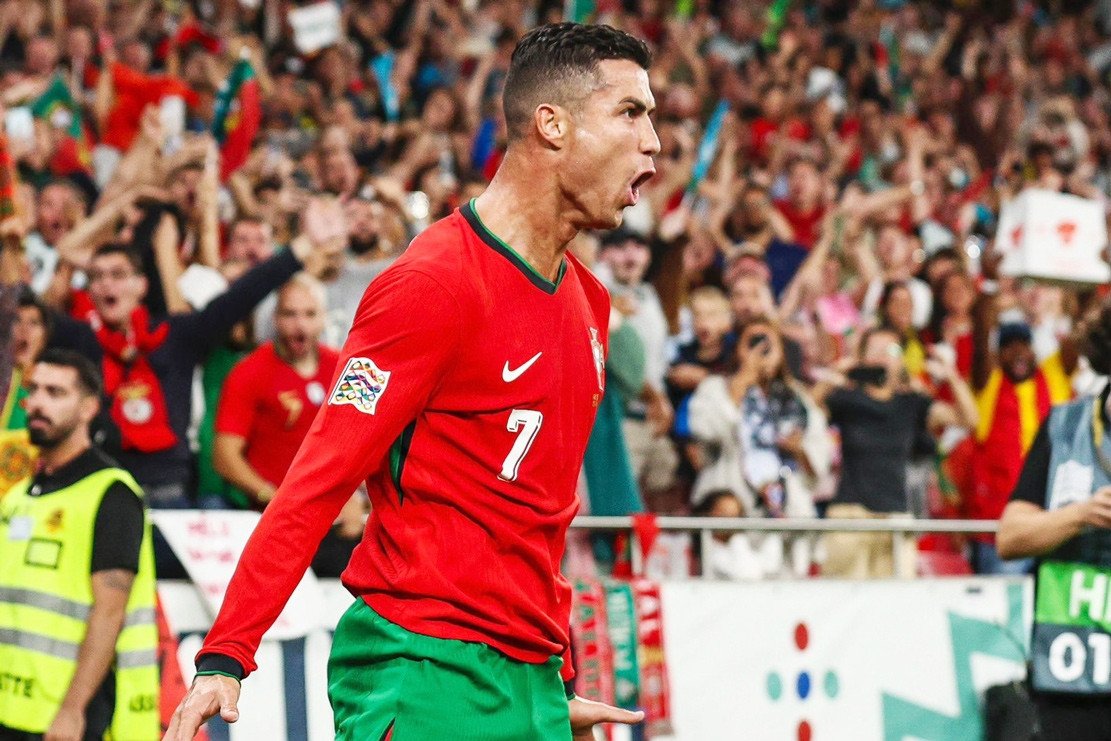  Ronaldo lập siêu phẩm 'ngả bàn đèn', Bồ Đào Nha thắng to