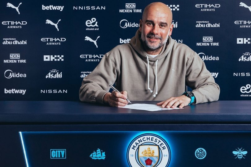  Pep Guardiola hồ hởi ký hợp đồng mới với Man City