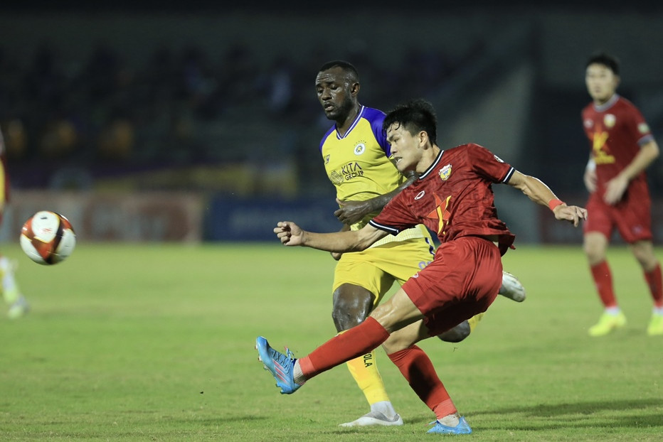  Hà Nội FC tuột chiến thắng trên sân Hà Tĩnh