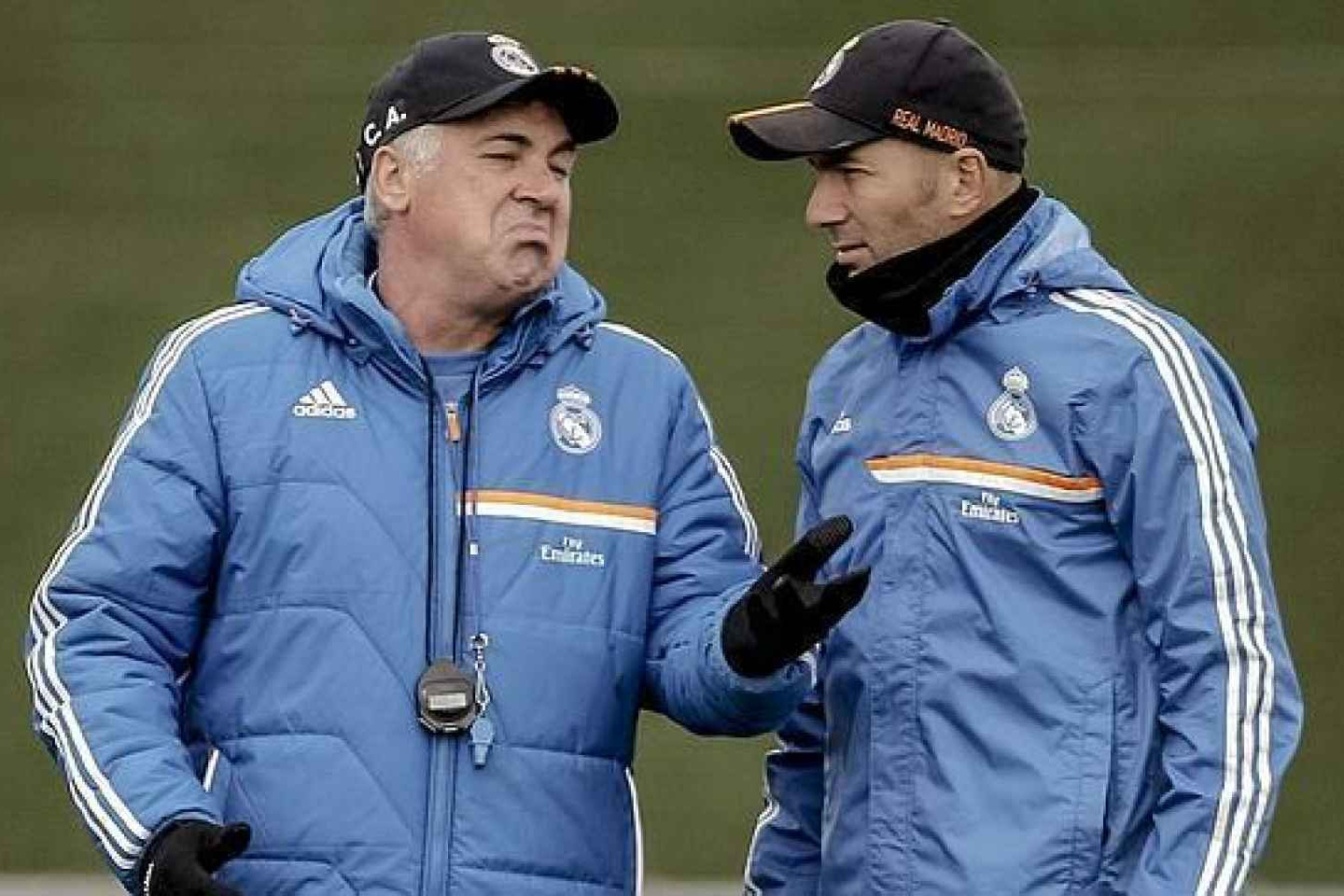  Ancelotti kể đòi trừng phạt Zidane vì đến muộn, cả đội phản đối