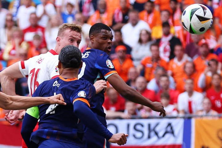  Trực tiếp bóng đá Ba Lan 1-0 Hà Lan: Kẻ đóng thế lập công (H1)