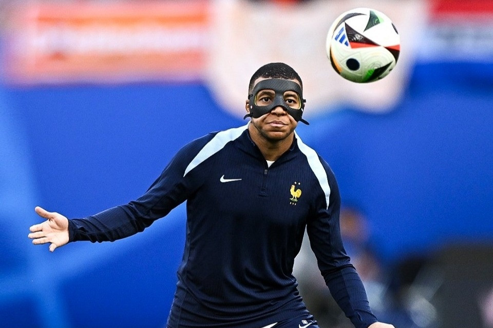  Mbappe tập đeo mặt nạ chơi EURO 2024, ghi liền 2 bàn và 2 kiến tạo