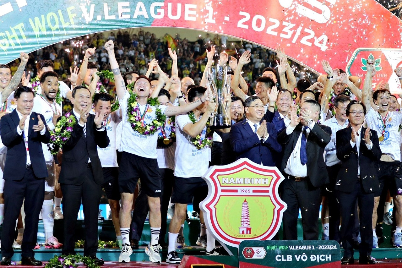  Nam Định vô địch V-League sau 39 năm và chiếc Cup Fairplay của bầu Đức