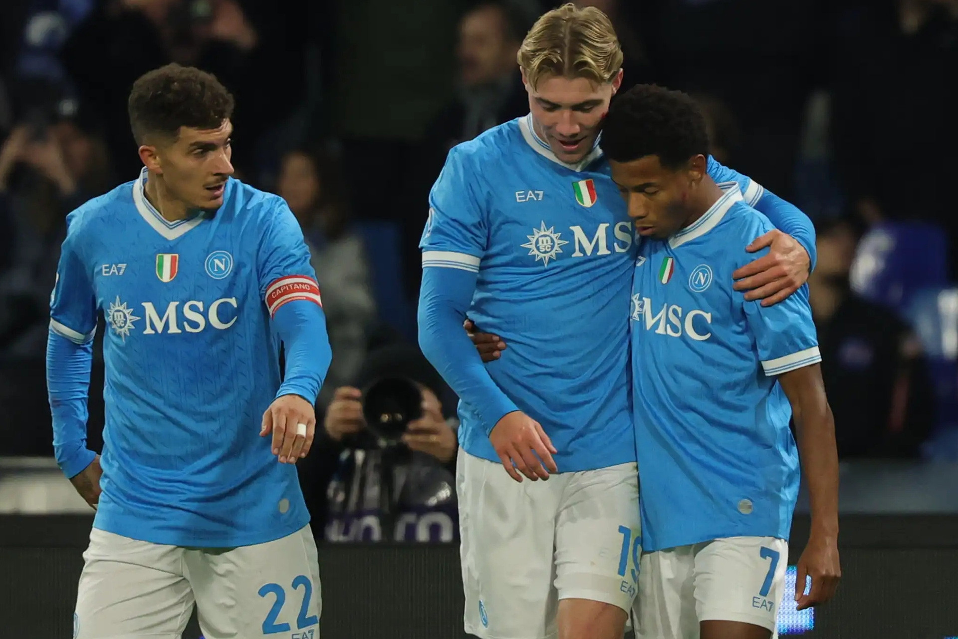 Người cũ MU đưa Napoli lên đầu bảng Serie A