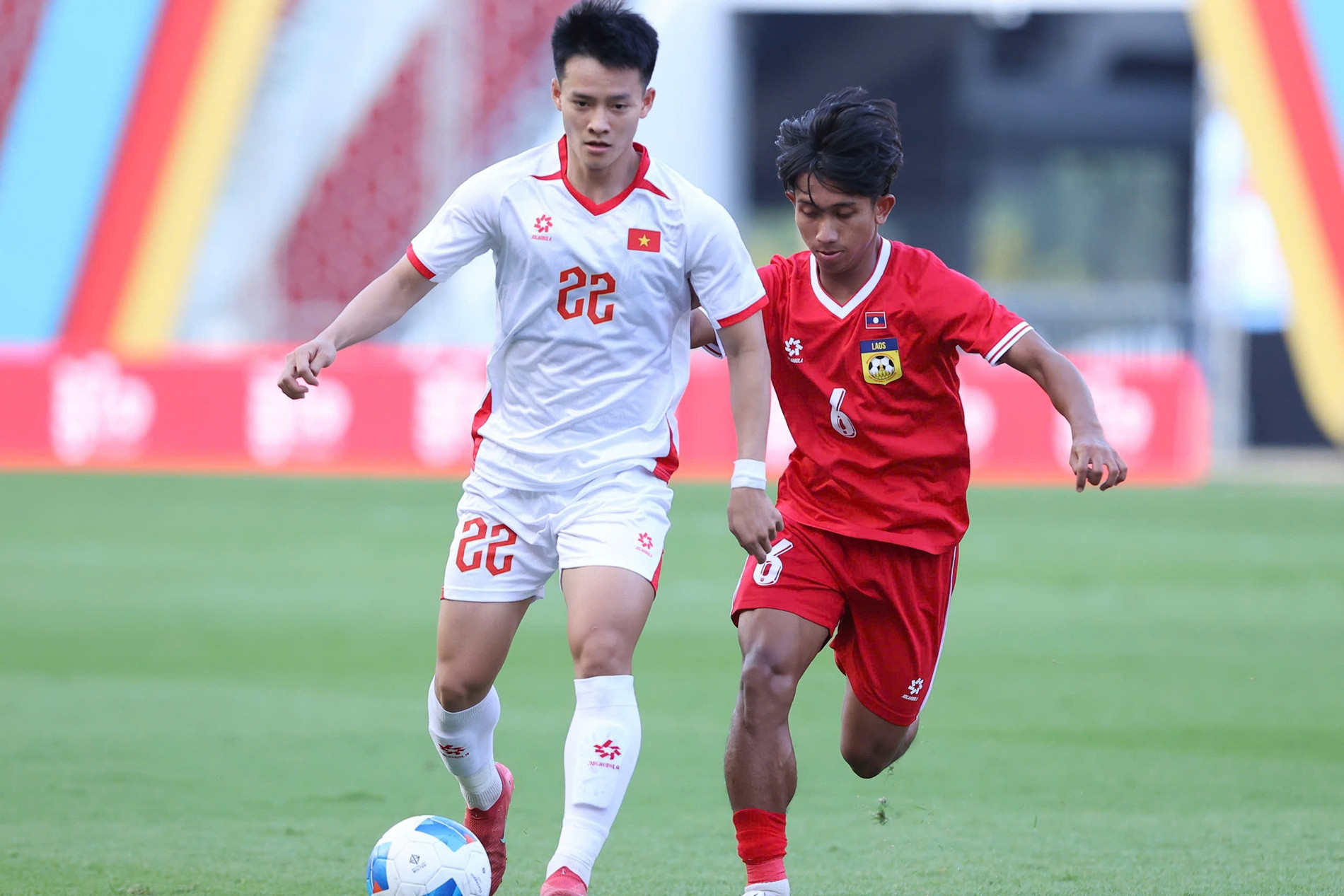 U22 Việt Nam đấu U22 Malaysia: Cẩn thận với... không chiến